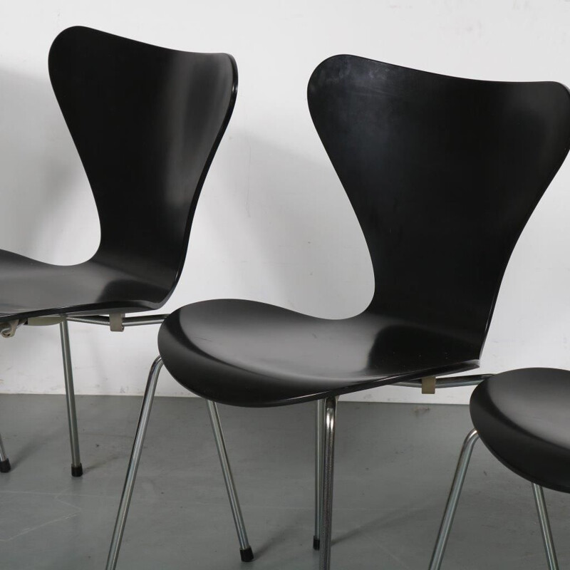 Vintage set of 4 butterfly chairs by Arne Jacobsen, manufactured by Fritz Hansen 1990