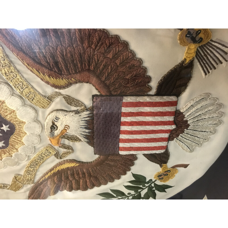 Drapeau diplomatique américain vintage en fils d'or et d'argent, 1966