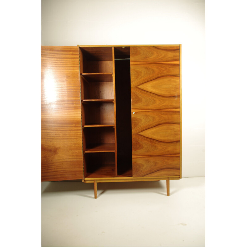 Armoire vintage en noyer par LIPA, Tchécoslovaquie, 1960