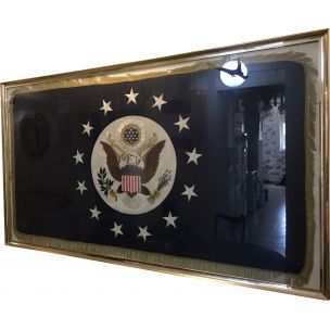 Drapeau diplomatique américain vintage en fils d'or et d'argent, 1966