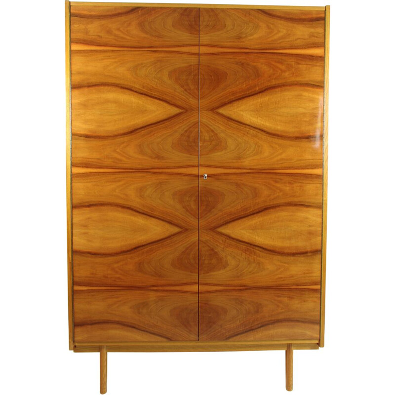 Armoire vintage en noyer par LIPA, Tchécoslovaquie, 1960