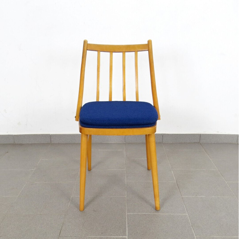Suite de 4 chaises à repas avec tissu bleu