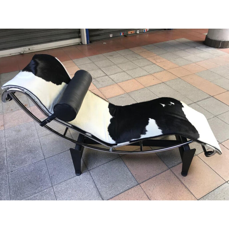 Long vintage LC4 white and black cowskin chair by Le Corbusier, 2010