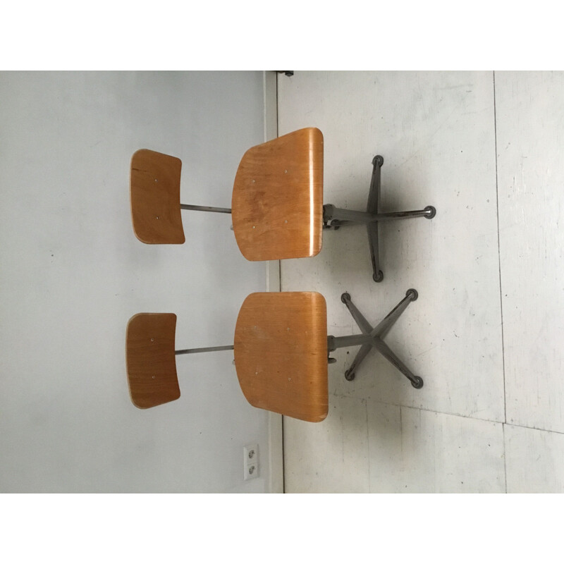 Pareja de sillas de oficina industriales vintage de Friso Kramer para Ahrend le cercle