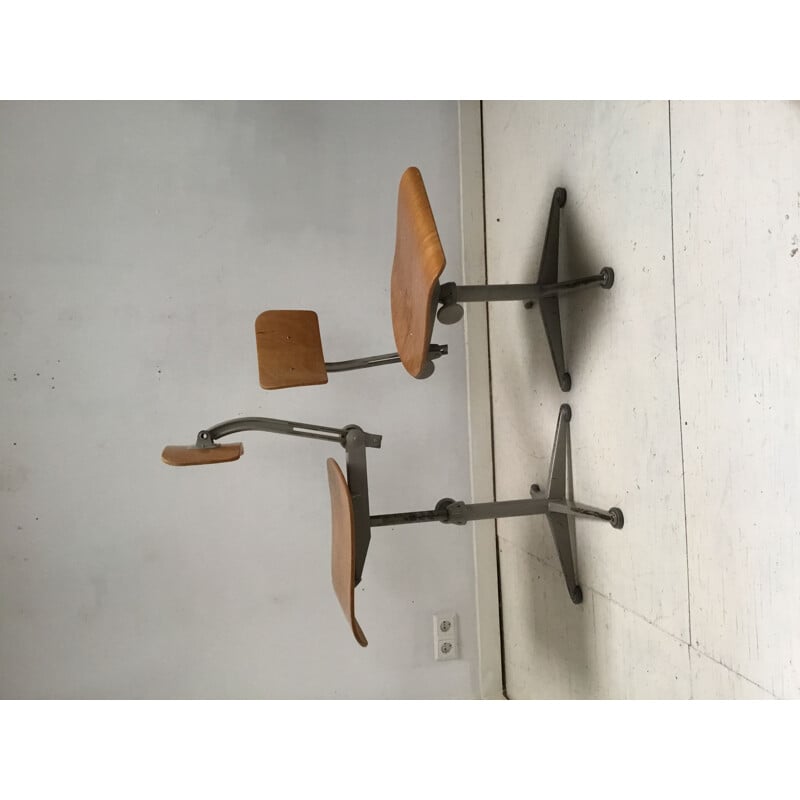 Paire vintage de chaises de bureau industrielles par Friso Kramer pour Ahrend le cercle 
