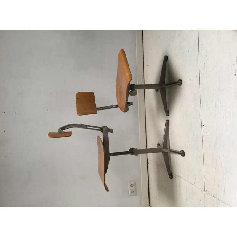 Pareja de sillas de oficina industriales vintage de Friso Kramer para Ahrend le cercle