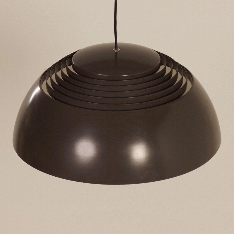 Lampe d'accrochage AJ brune vintage par Arne Jacobsen pour Louis Poulsen, 1970