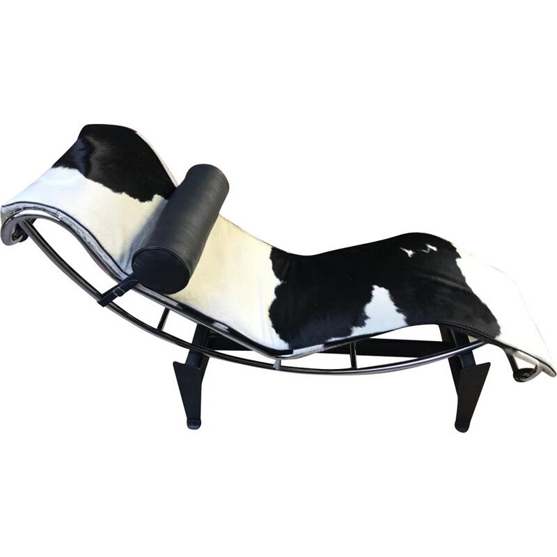 Chaise Longue vintage LC4 peau de vache blanc et noir par Le Corbusier, 2010