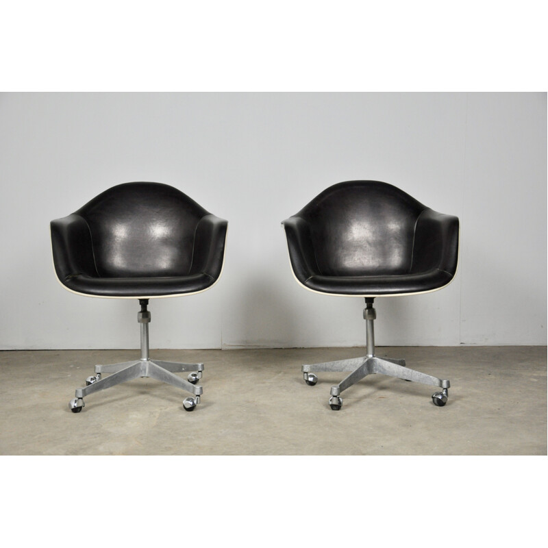 Set of 2 leather vintage chairs by Charles Eames for Herman Miller, 1970s