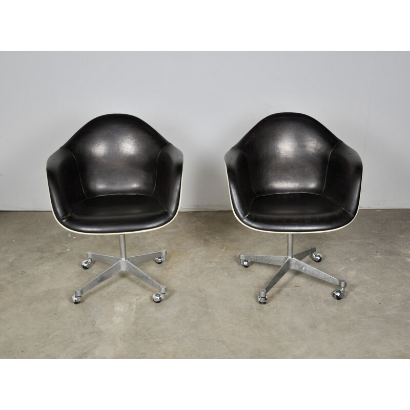 Ensemble de 2 chaises vintage en cuir par Charles Eames pour Herman Miller, années 1970