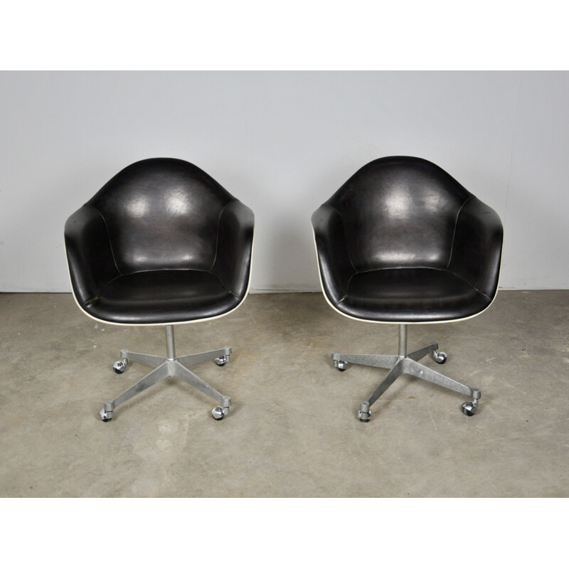 Set of 2 leather vintage chairs by Charles Eames for Herman Miller, 1970s