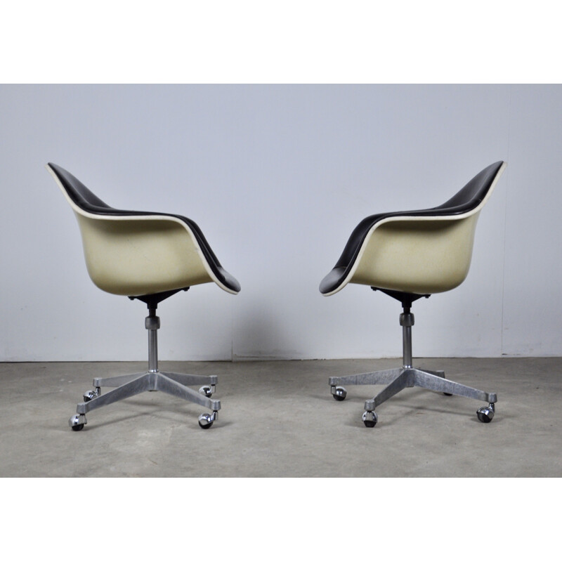 Set of 2 leather vintage chairs by Charles Eames for Herman Miller, 1970s