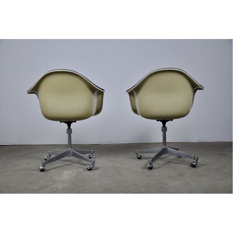 Set of 2 leather vintage chairs by Charles Eames for Herman Miller, 1970s