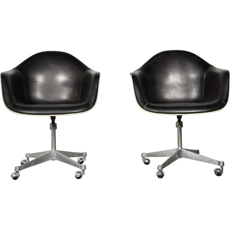 Ensemble de 2 chaises vintage en cuir par Charles Eames pour Herman Miller, années 1970