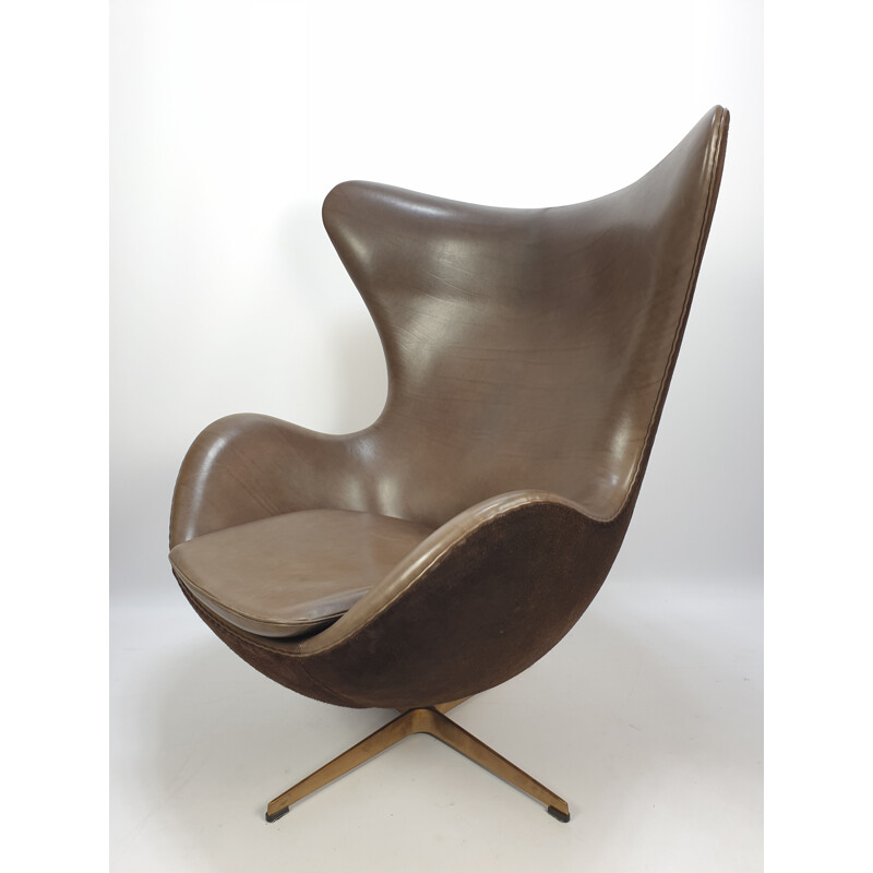 Vintage limited edition golden "Egg Chair" by Arne Jacobsen