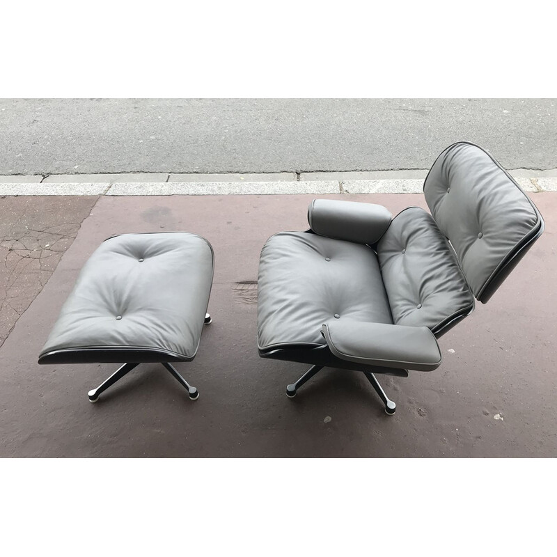 vintage Lounge chair and its Ottoman in Grey Leather and Black Ash by Charles Eames for Herman Miller, Circa 1974