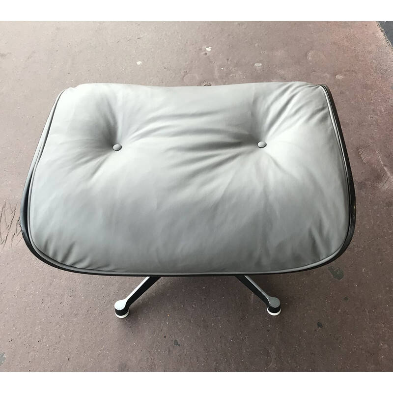 vintage Lounge chair and its Ottoman in Grey Leather and Black Ash by Charles Eames for Herman Miller, Circa 1974