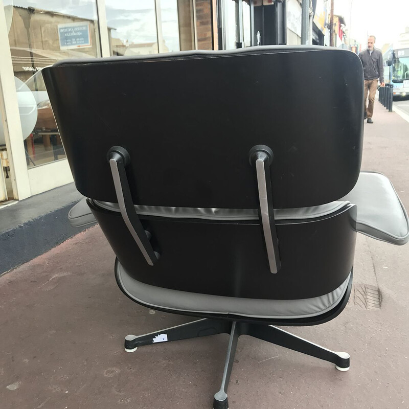 vintage Lounge chair and its Ottoman in Grey Leather and Black Ash by Charles Eames for Herman Miller, Circa 1974