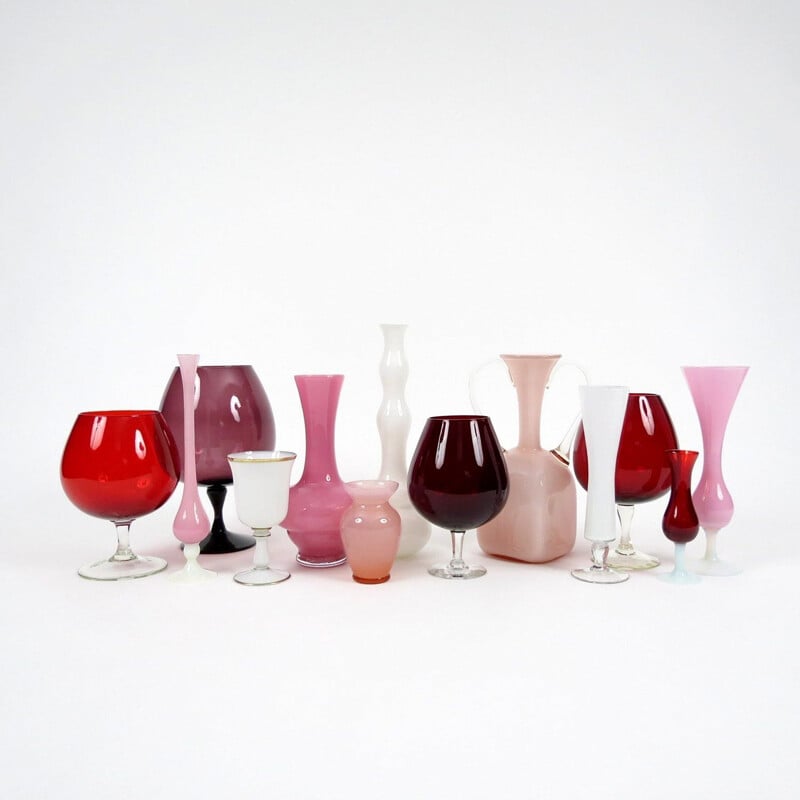 Ensemble de 13 pièces vintage en verre rouge, rose et blanc 