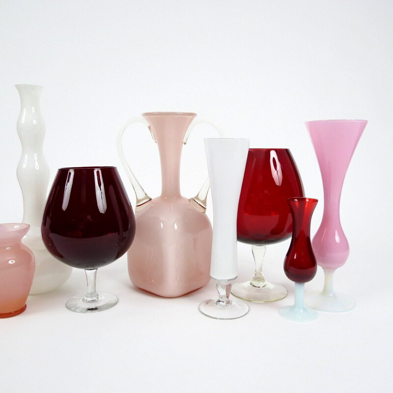 Ensemble de 13 pièces vintage en verre rouge, rose et blanc 
