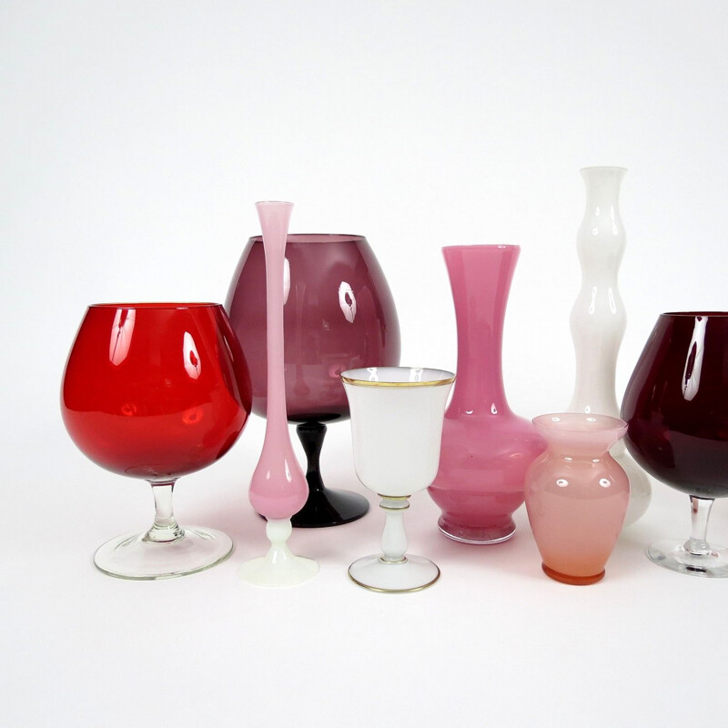 Ensemble de 13 pièces vintage en verre rouge, rose et blanc 