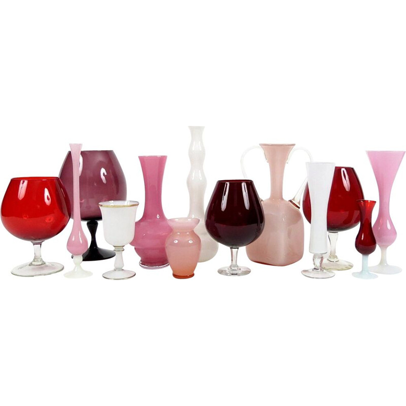 Ensemble de 13 pièces vintage en verre rouge, rose et blanc 