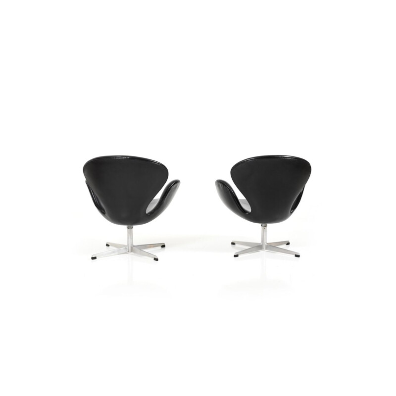 Pair of vintage Swan armchairs by Arne Jacobsen for Fritz Hansen, Denmark 1963