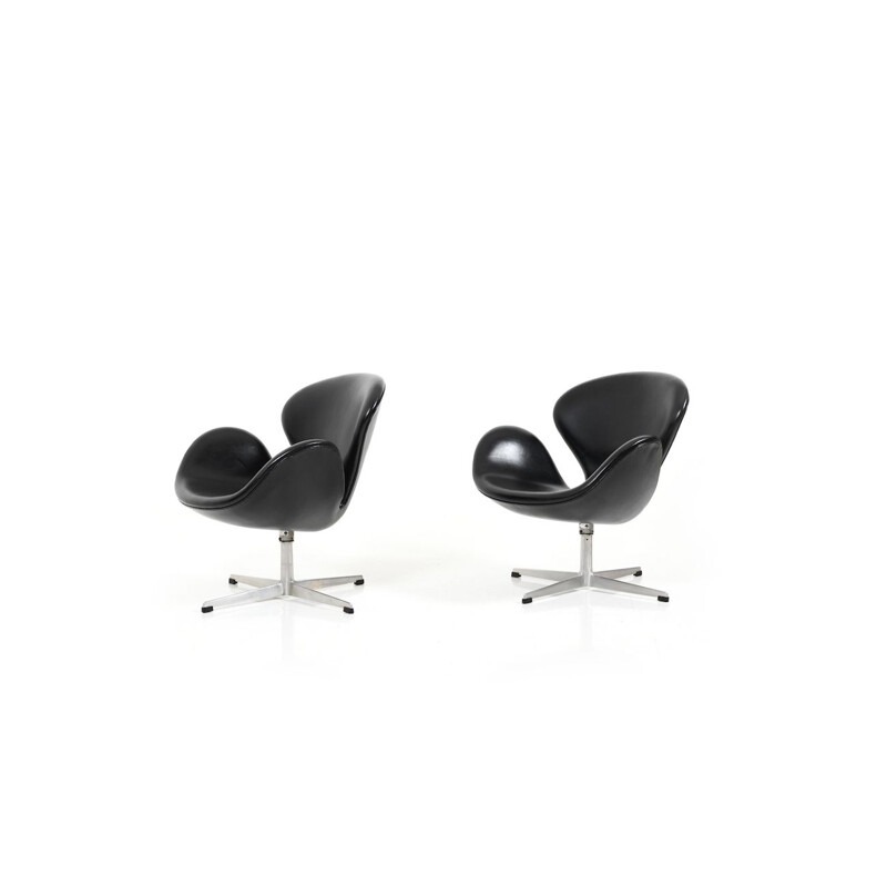 Pair of vintage Swan armchairs by Arne Jacobsen for Fritz Hansen, Denmark 1963