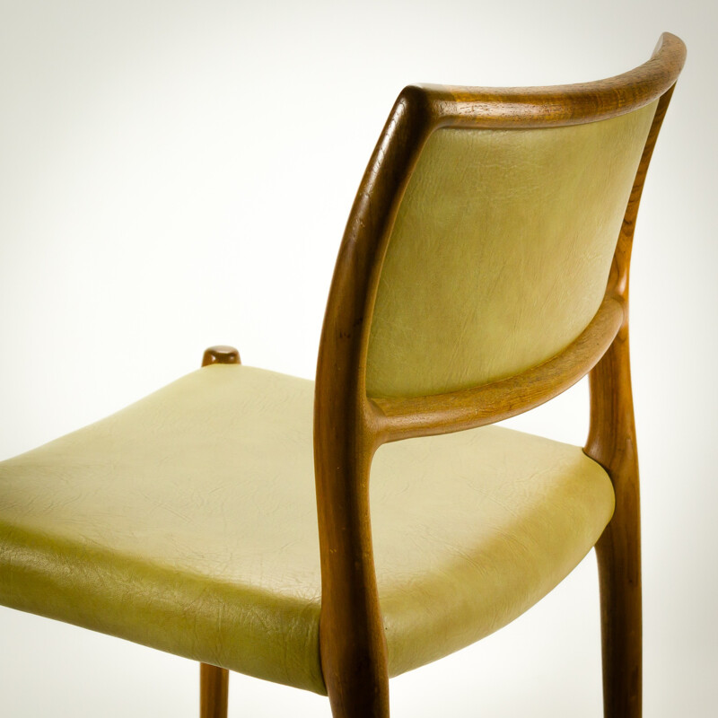 Paire de chaise en teck et simili-cuir, Niels Otto MOLLER - 1960