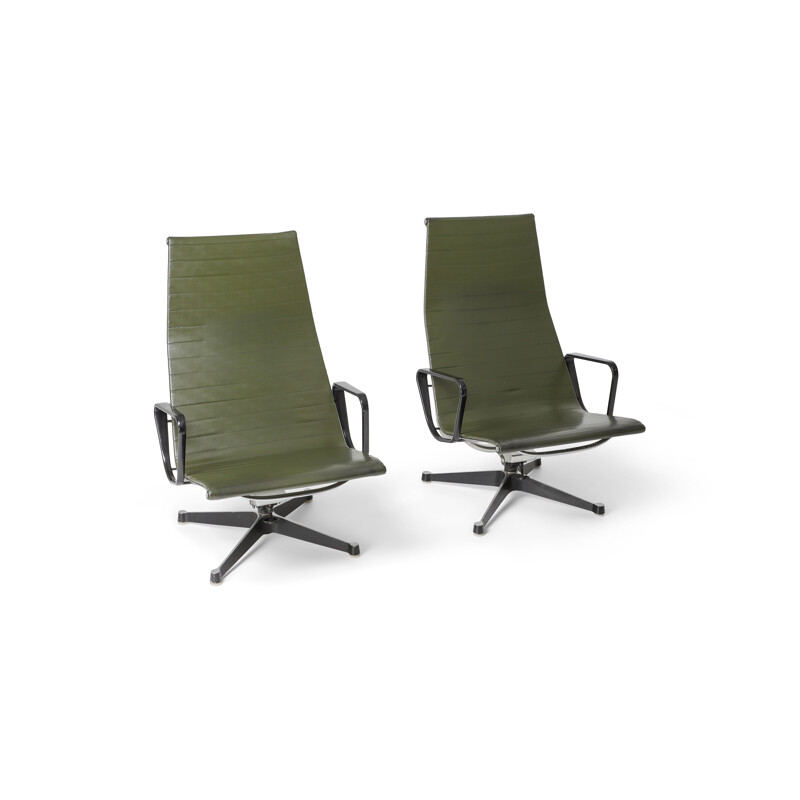 Ein Paar Vintage-Lounge-Stühle EA124 Charles und Ray Eames in grünem Leder von Herman Miller 1970