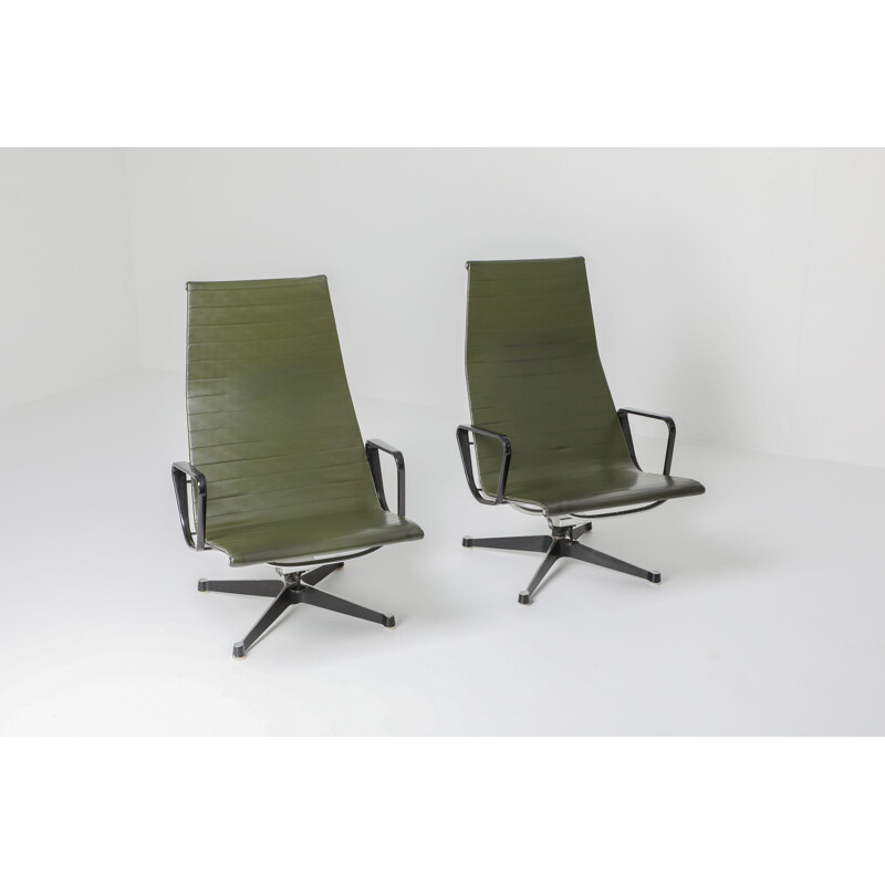 Ein Paar Vintage-Lounge-Stühle EA124 Charles und Ray Eames in grünem Leder von Herman Miller 1970