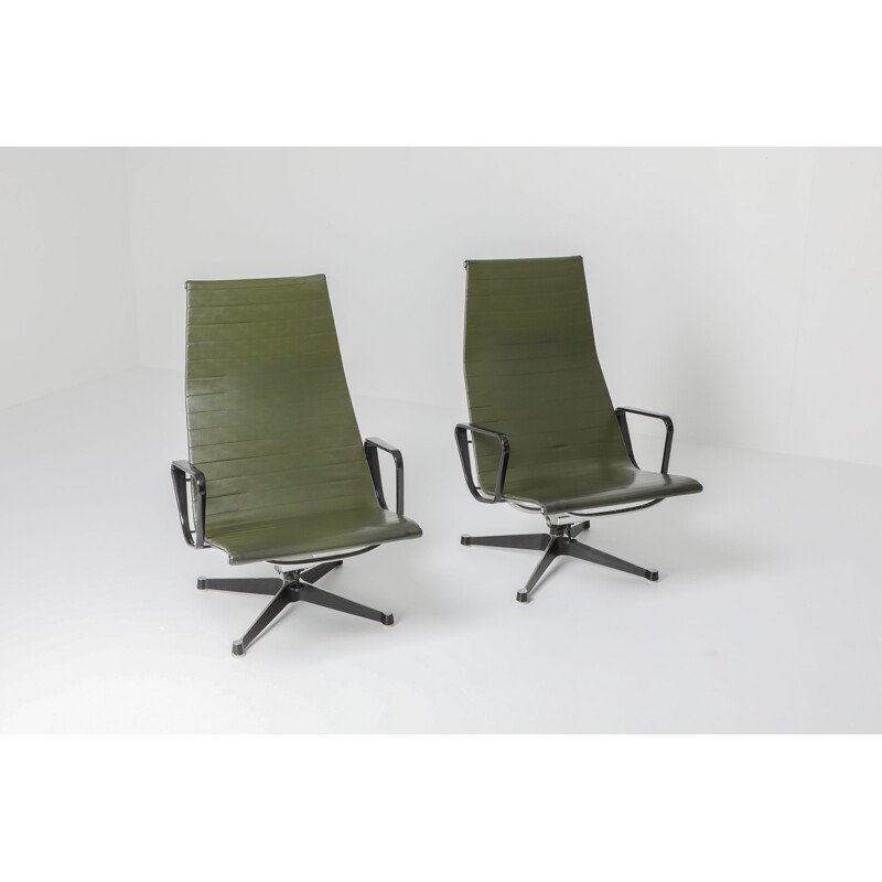 Paar Charles en Ray Eames vintage lounge stoelen EA124 in groen leer van Herman Miller 1970