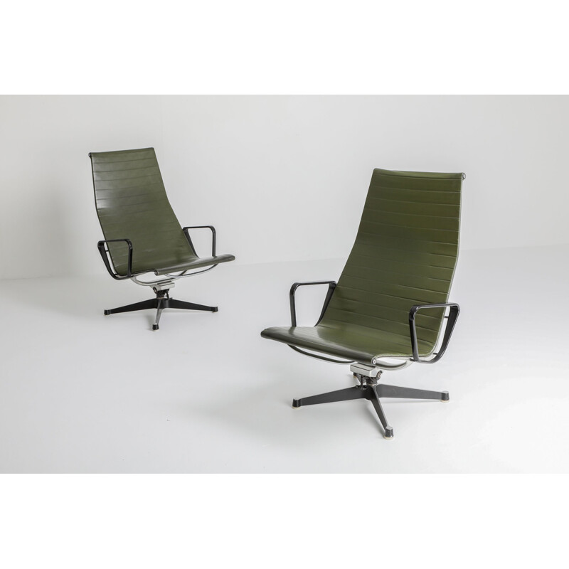 Coppia di sedie lounge vintage Charles e Ray Eames EA124 in pelle verde di Herman Miller 1970