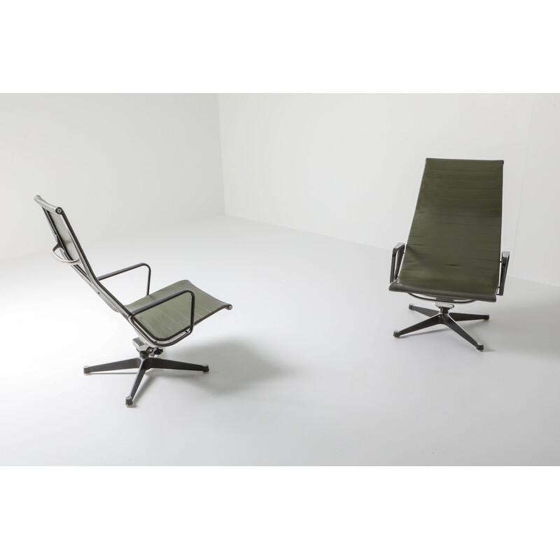 Par de cadeiras de sala de estar de Charles e Ray Eames EA124 em pele verde de Herman Miller 1970