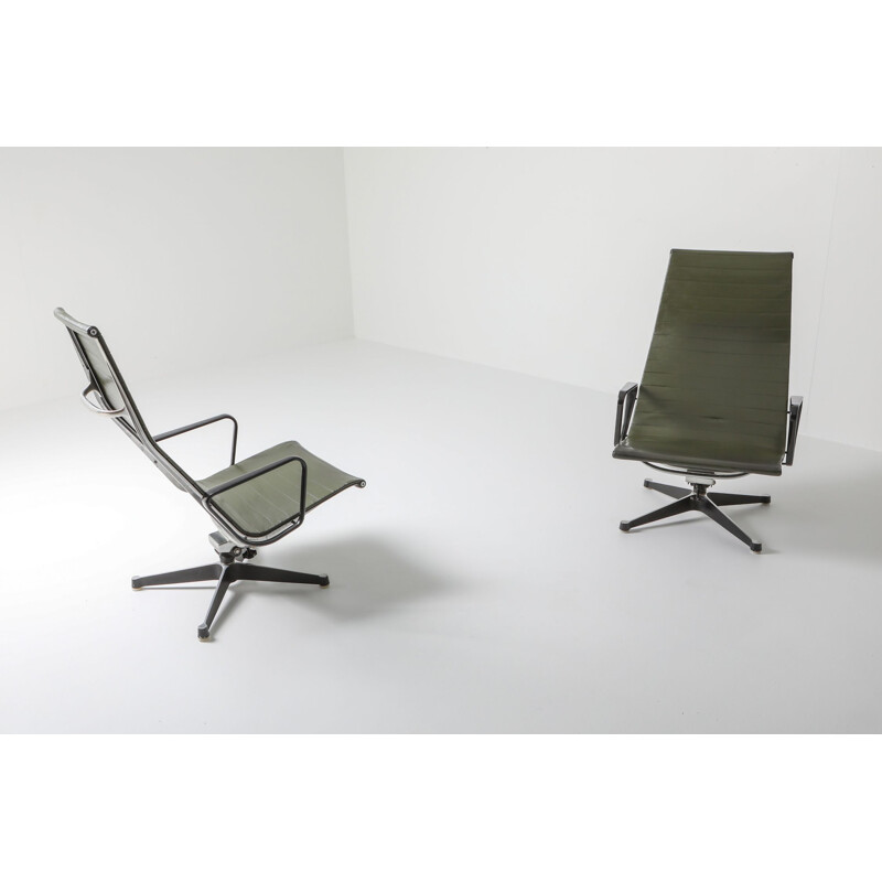 Par de sillones Charles y Ray Eames vintage EA124 en cuero verde de Herman Miller 1970