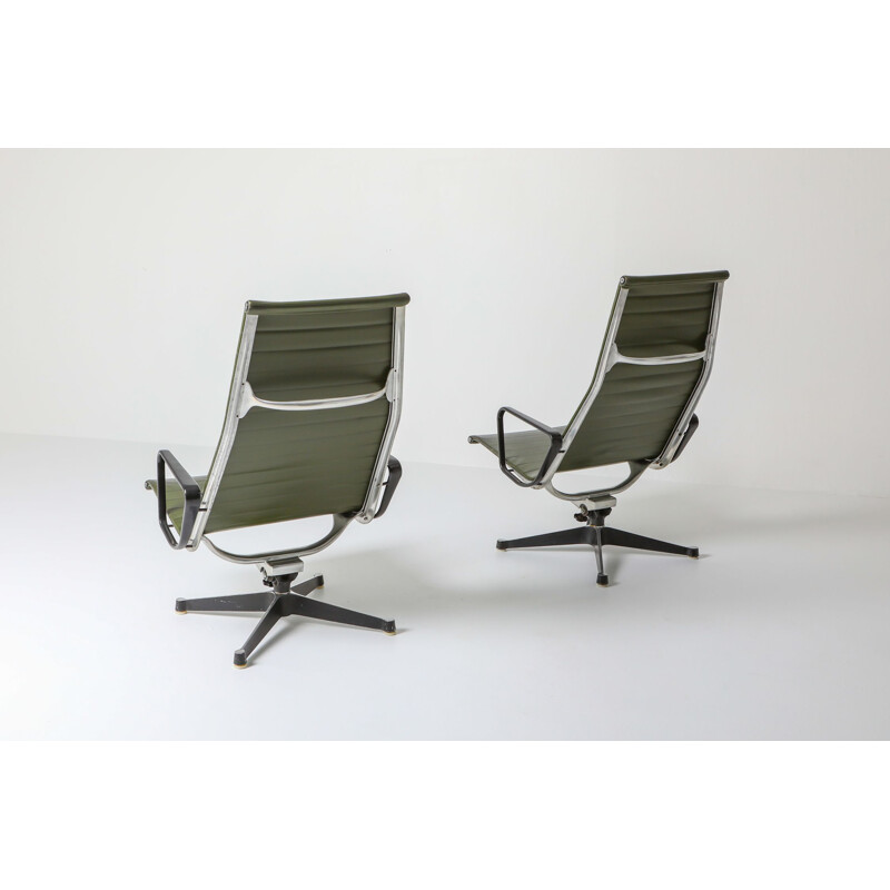 Par de cadeiras de sala de estar de Charles e Ray Eames EA124 em pele verde de Herman Miller 1970