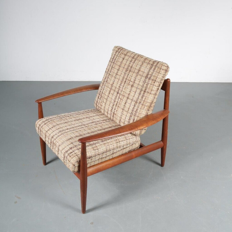 Cadeira de sala desenhada por Grete Jalk, fabricada pela França e Daverkosen na Dinamarca em 1950