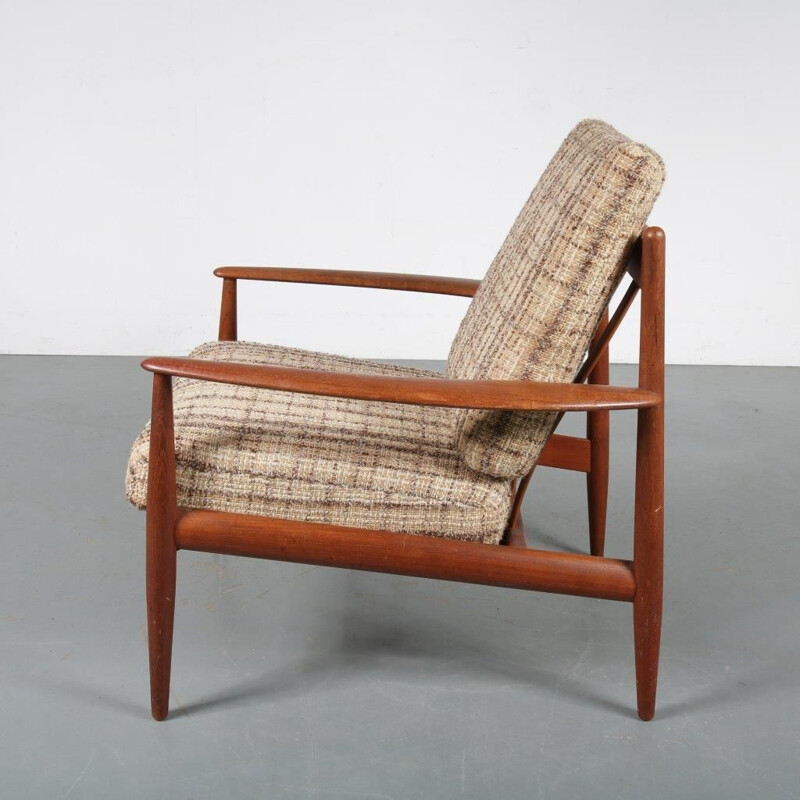 Cadeira de sala desenhada por Grete Jalk, fabricada pela França e Daverkosen na Dinamarca em 1950