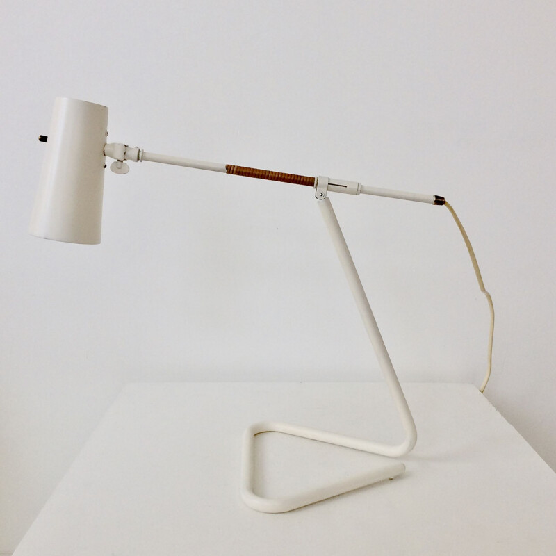 Lampe de table vintage scandinave en métal laqué blanc et rotin, 1950.