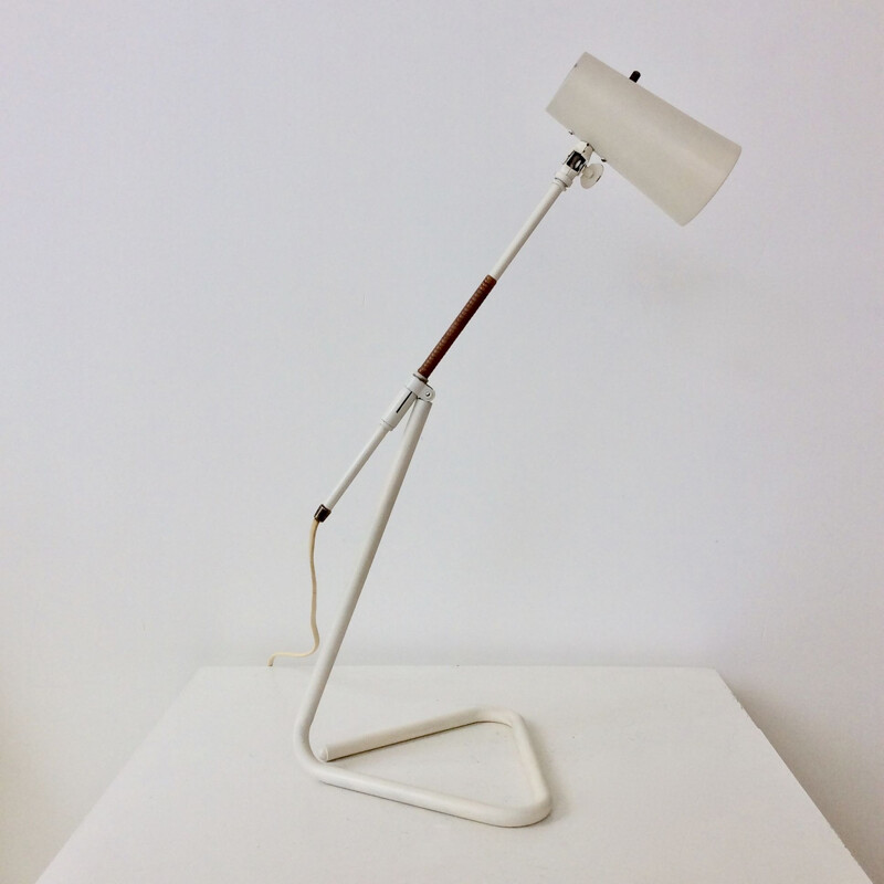 Lampe de table vintage scandinave en métal laqué blanc et rotin, 1950.