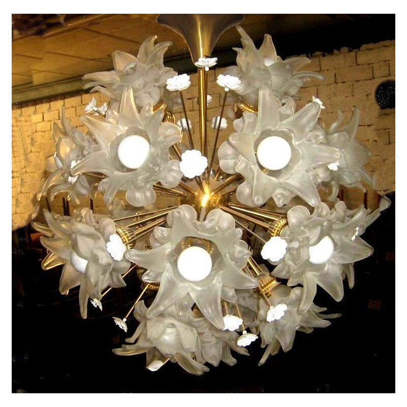 Lustre vintage en opaline et laiton, 1960