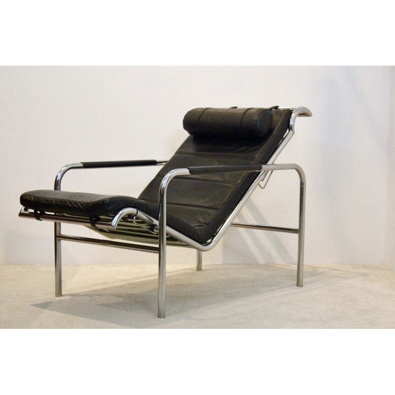 Vintage lounge chair in chrome and black leather by Gabriele Mucchi for Zanotta, 1930s