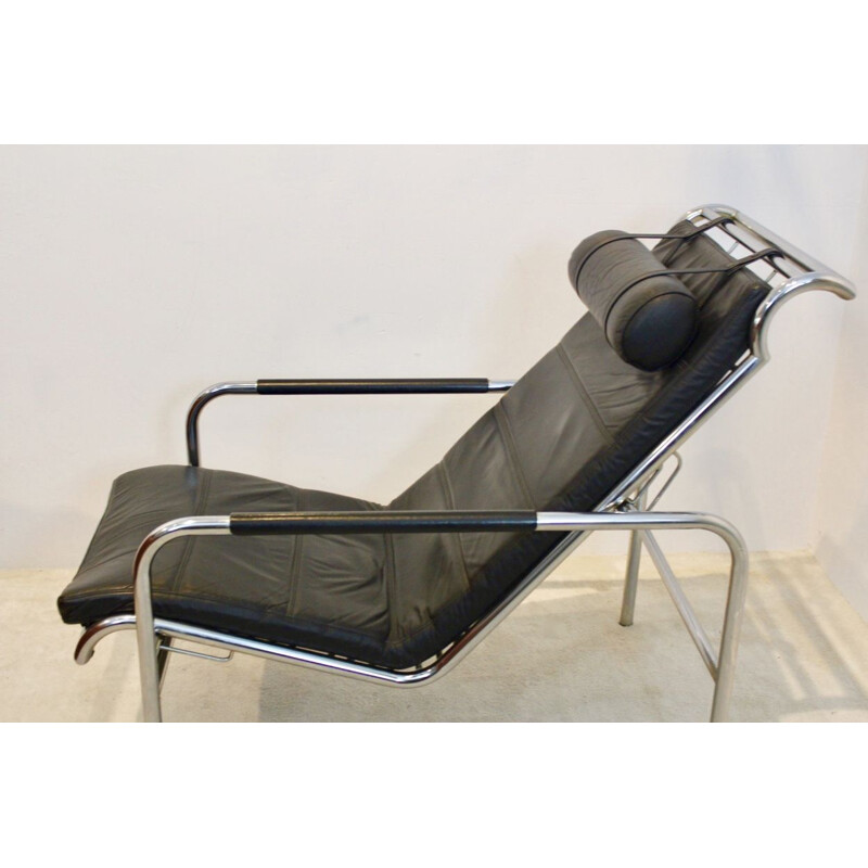 Vintage lounge chair in chrome and black leather by Gabriele Mucchi for Zanotta, 1930s