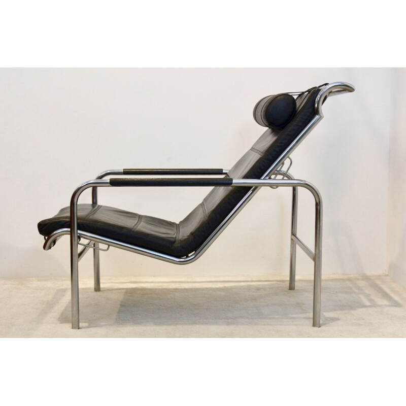 Vintage lounge chair in chrome and black leather by Gabriele Mucchi for Zanotta, 1930s
