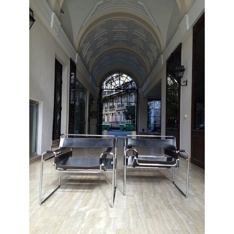 Pair of "wassily" armchairs in tubular metal and leather, Marcel BREUER - 1980s