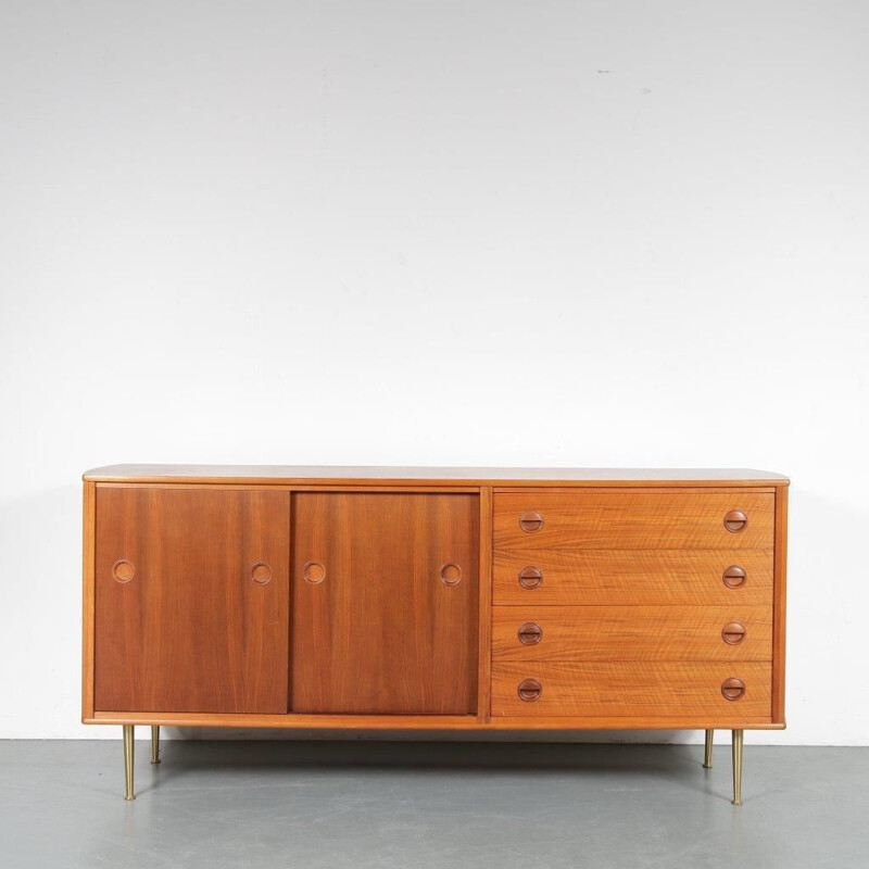 Buffet en bois de noyer vintage conçu par William Watting, fabriqué par Fristho Netherlands 1950