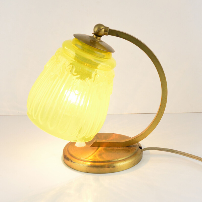 Vintage-Nachttischlampe aus Uraniumglas und Messing, Polen 1930