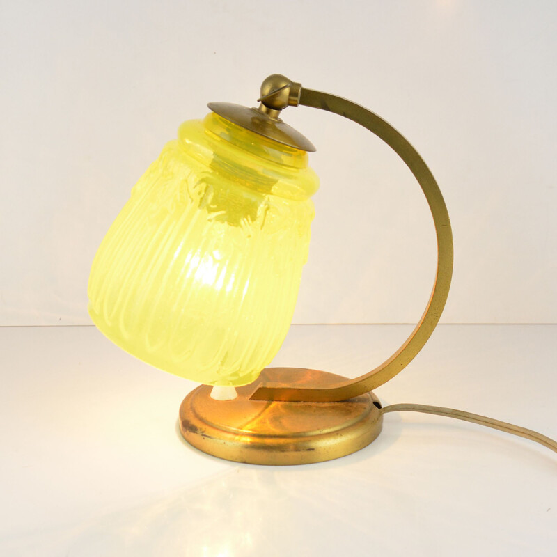 Vintage-Nachttischlampe aus Uraniumglas und Messing, Polen 1930