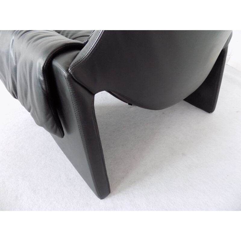 Vintage P60 black leather lounge chair by Vittorio Introini for Saporiti