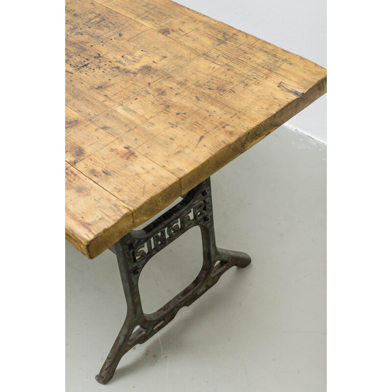 Table industrielle tchécoslovaque en fonte et bois - 1940